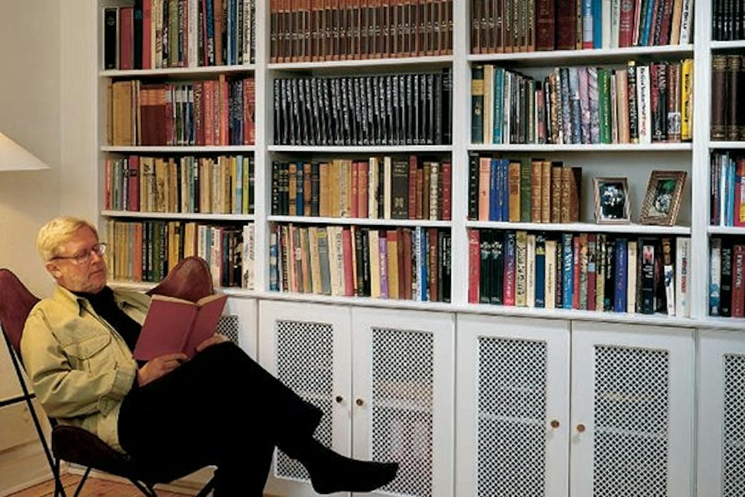 Rakenna itse hylly lattiasta kattoon Mittahyllykköä lattiasta kattoon